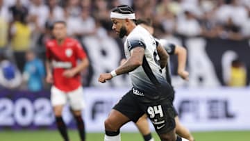 Memphis Depay saiu do banco e quase deixou o dele