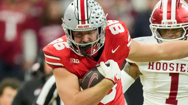 Indiana Hoosiers defensive back Amare Ferrell (1) shoves Ohio State Buckeyes tight end Max Klare (86) out of bounds Saturday, Dec. 6, 2025, during the Big Ten football championship at Lucas Oil Stadium in Indianapolis.