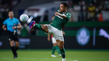 Vitor Roque marcou seis gols em 18 jogos que fez em 2026