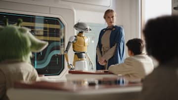 (Center L-R): Droid teacher and Fara (Kerry Condon) in Lucasfilm's Star Wars SKELETON CREW, exclusively on Disney+. ©2024 Lucasfilm Ltd. & TM. All Rights Reserved.