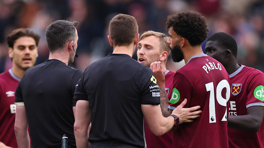 Jarrod Bowen (center) complaining.