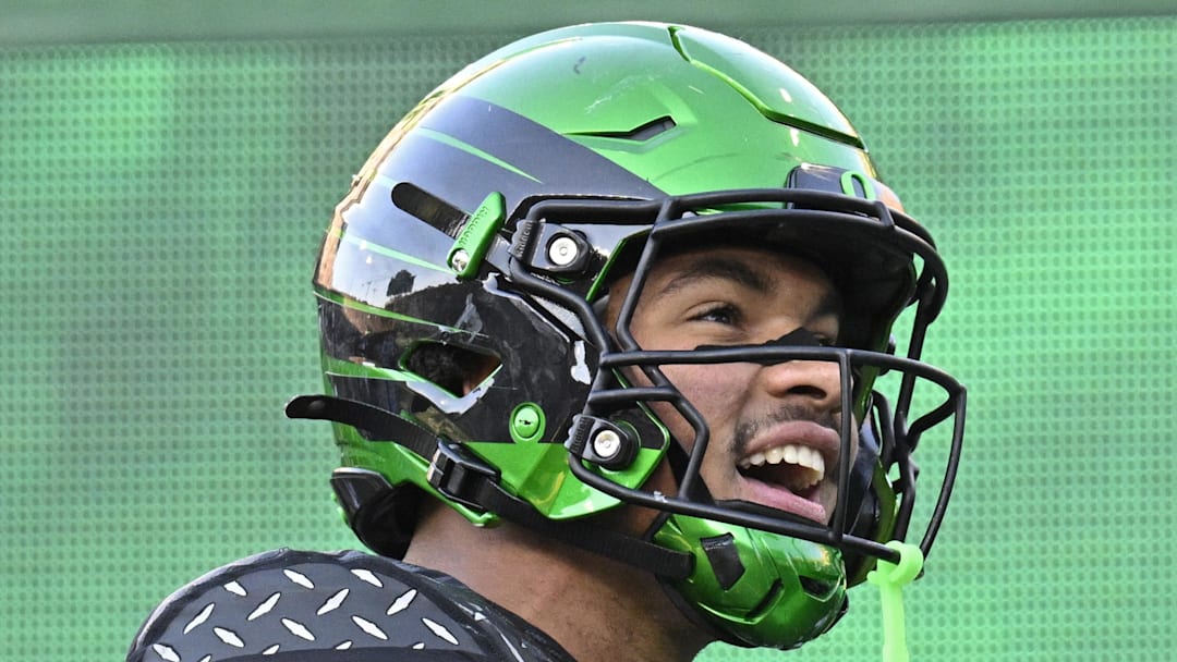 Nov 22, 2025; Eugene, Oregon, USA; Oregon Ducks tight end Kenyon Sadiq (18) celebrates scoring a touch down during the first half against the Southern California Trojans at Autzen Stadium. 