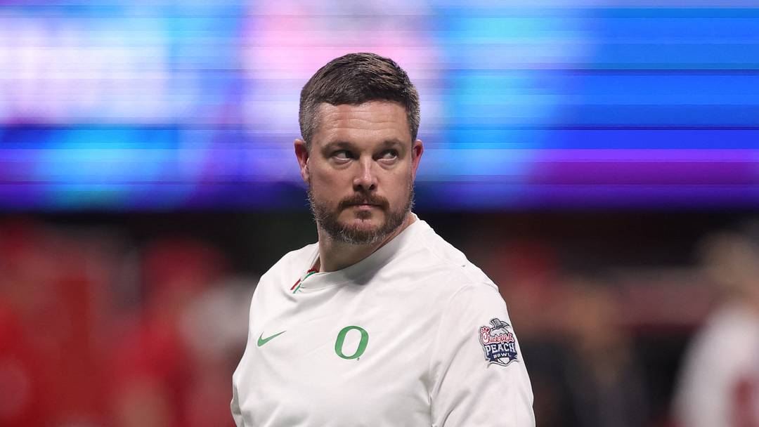 Jan 9, 2026; Atlanta, GA, USA; Oregon Ducks head coach Dan Lanning on the field prior to the 2025 Peach Bowl and semifinal game of the College Football Playoff against the Indiana Hoosiers at Mercedes-Benz Stadium. Mandatory Credit: Brett Davis-Imagn Images Jan 9, 2026; Atlanta, GA, USA; Oregon Ducks head coach Dan Lanning on the field prior to the 2025 Peach Bowl and semifinal game of the College Football Playoff against the Indiana Hoosiers at Mercedes-Benz Stadium. Mandatory Credit: Brett Davis-Imagn Images