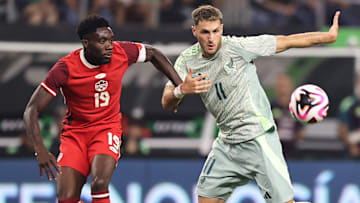 Alphonso Davies y Santiago Giménez en un duelo amistoso