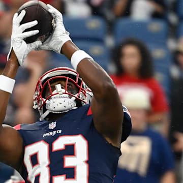 New Packers tight end Johnny Lumpkin (83) warms up before a New England Patriots preseason game in 2023.