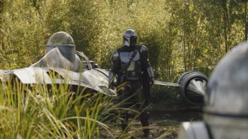 The Mandalorian (Pedro Pascal) and R2-D2 in Lucasfilm's THE BOOK OF BOBA FETT, exclusively on Disney+. © 2022 Lucasfilm Ltd. & ™. All Rights Reserved.
