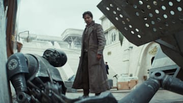 (L-R) K-2SO (Alan Tudyk) and Cassian Andor (Diego Luna) in Lucasfilm's Star Wars ANDOR Season 2, exclusively on Disney+. Photo courtesy of Lucasfilm. ©2025 Lucasfilm Ltd. & TM. All Rights Reserved.