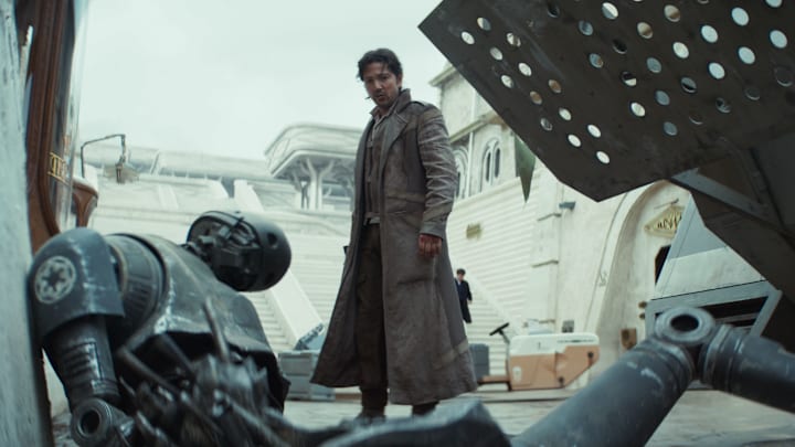 (L-R) K-2SO (Alan Tudyk) and Cassian Andor (Diego Luna) in Lucasfilm's Star Wars ANDOR Season 2, exclusively on Disney+. Photo courtesy of Lucasfilm. ©2025 Lucasfilm Ltd. & TM. All Rights Reserved.