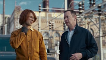 Hit Man. (L to R) Glen Powell as Gary Johnson and Richard Robichaux as Joe in Hit Man. Cr. Netflix © 2024