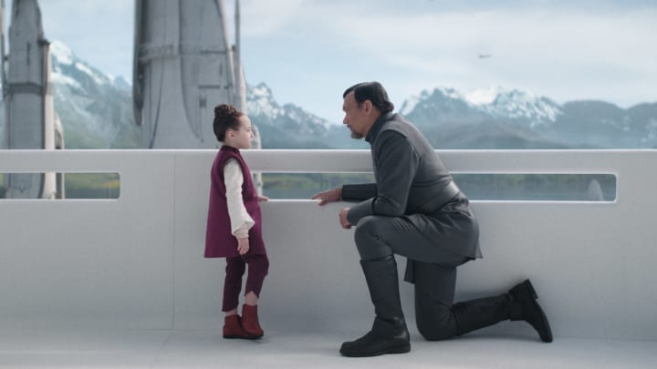 (L-R): Princess Leia Organa (Vivien Lyra Blair) and Senator Bail Organa (Jimmy Smits) in Lucasfilm's OBI-WAN KENOBI, exclusively on Disney+. © 2022 Lucasfilm Ltd. & ™. All Rights Reserved.