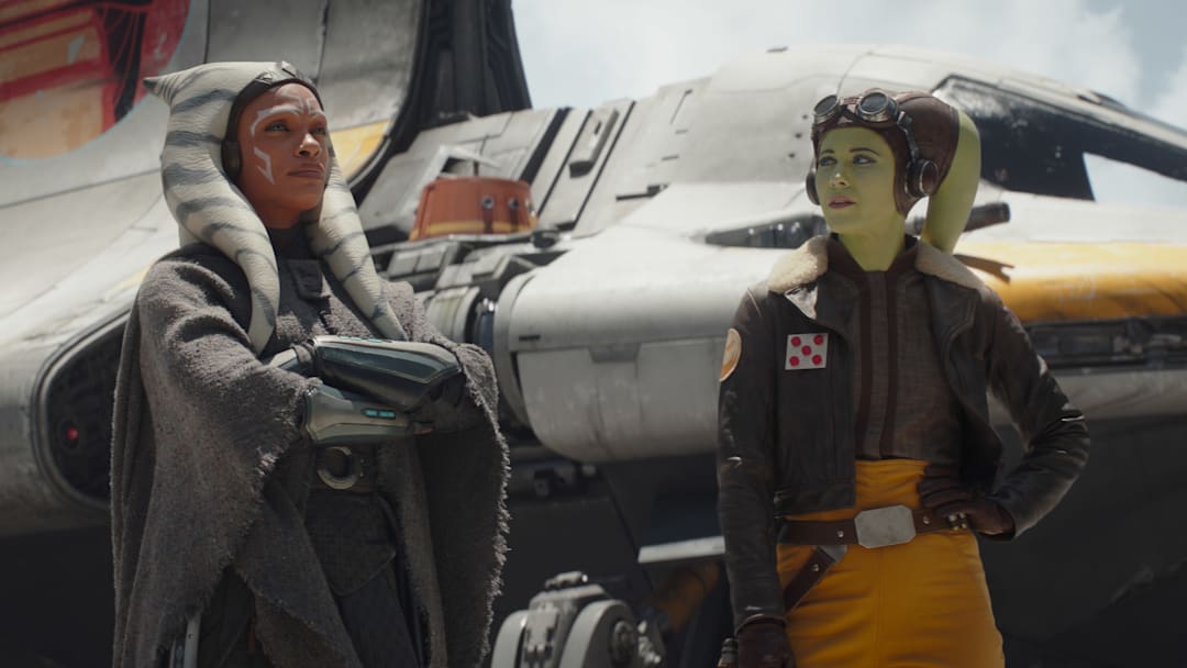 (L-R): Ahsoka Tano (Rosario Dawson), Chopper and Hera Syndulla (Mary Elizabeth Winstead) in Lucasfilm's STAR WARS: AHSOKA, exclusively on Disney+. ©2023 Lucasfilm Ltd. & TM. All Rights Reserved.