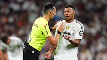 Kylian Mbappé, mécontent d'un décision arbitrale de José Maria Sanchez Martinez lors du Real Madrid - RCD Mallorca.