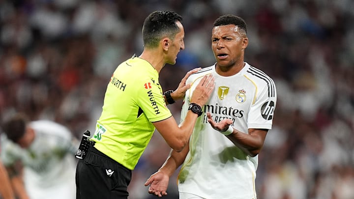 Kylian Mbappé, mécontent d'un décision arbitrale de José Maria Sanchez Martinez lors du Real Madrid - RCD Mallorca. Kylian Mbappé, mécontent d'un décision arbitrale de José Maria Sanchez Martinez lors du Real Madrid - RCD Mallorca.