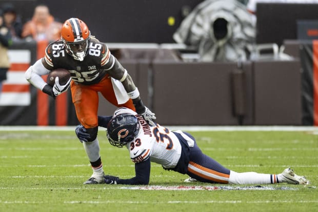 Tight end tries to escape tackle.