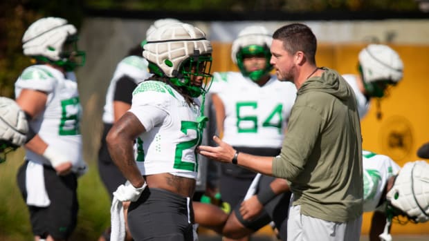 Oregon head coach Dan Lanning talks with running back Jordan James during practice with the Oregon Ducks