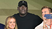 Michael Jordan y su esposa Yvette Prieto (abajo) viendo el juego Mónaco vs. FC Barcelona  