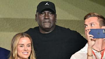 Michael Jordan y su esposa Yvette Prieto (abajo) viendo el juego Mónaco vs. FC Barcelona  