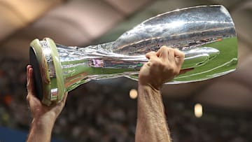 Carvajal ergueu a última taça da Supercopa