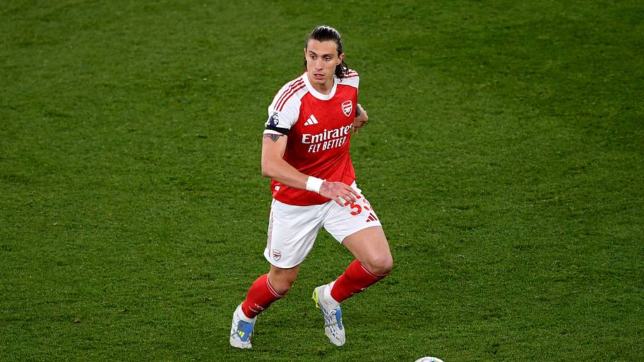 Riccardo Calafiori on the ball.