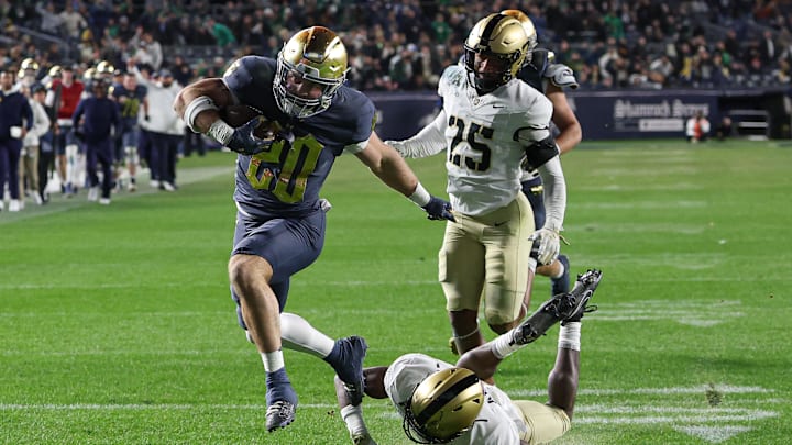 Nov 23, 2024; New York, New York, USA; Notre Dame Fighting Irish running back Aneyas Williams (20) scores a rushing touchdown as Army Black Knights defensive back Josiah Banks (25) pursues during the second half at Yankee Stadium. Nov 23, 2024; New York, New York, USA; Notre Dame Fighting Irish running back Aneyas Williams (20) scores a rushing touchdown as Army Black Knights defensive back Josiah Banks (25) pursues during the second half at Yankee Stadium.
