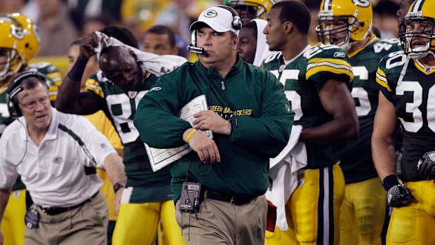 Mike McCarthy coaching the Packers in 2009