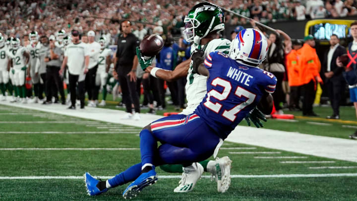 New York Jets wide receiver Garrett Wilson (17) makes a touchdown catch with pressure from Buffalo