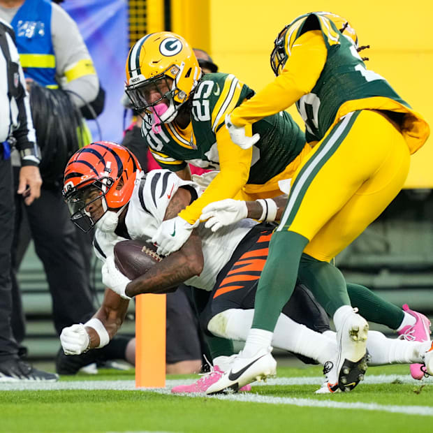 Cincinnati Bengals receiver Ja'Marr Chase (1) scores a touchdown while being defend by Keisean Nixon and Xavier McKinney.