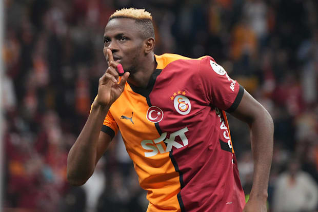 维克托·奥西姆亨让支持者安静下来。 维克托·奥西姆亨让支持者安静下来。