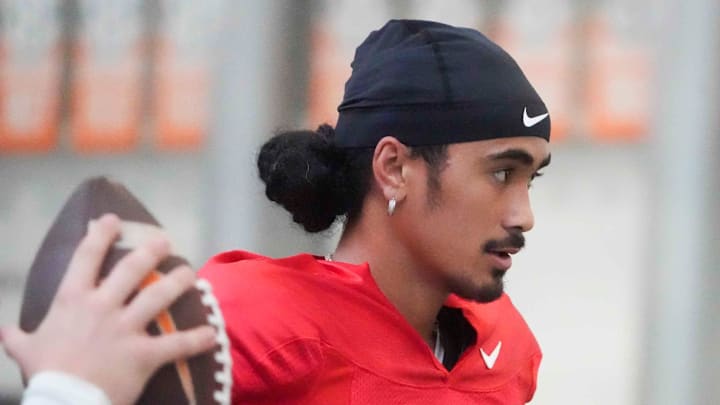 Quarterback Nico Iamalea