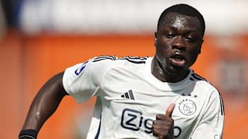 Brian Brobbey avec le maillot extérieur de l'Ajax (2023-2024) Brian Brobbey avec le maillot extérieur de l'Ajax (2023-2024)