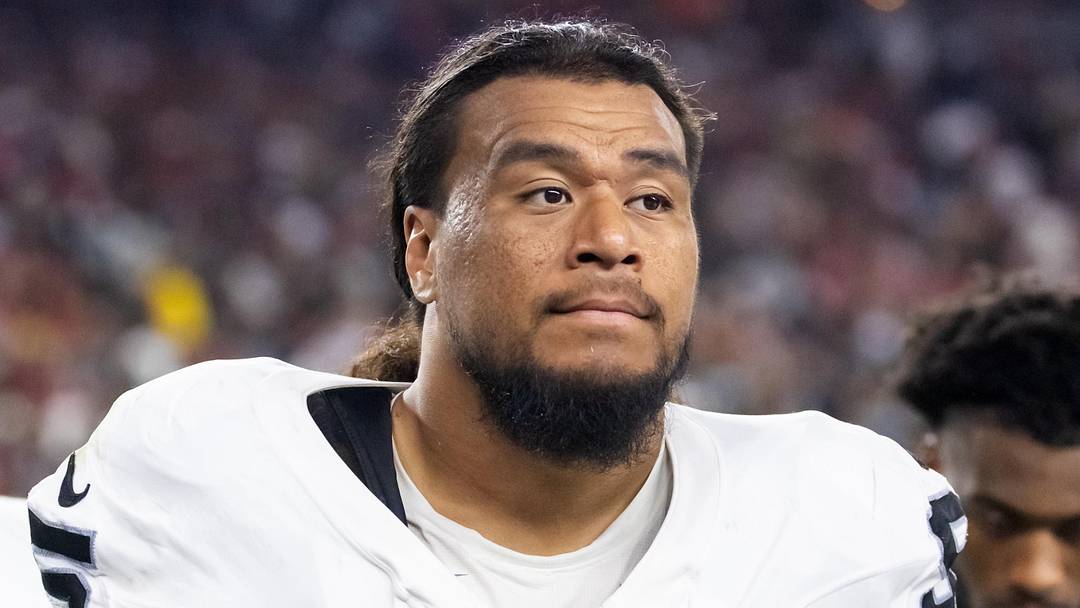 Defensive tackle Leki Fotu Defensive tackle Leki Fotu