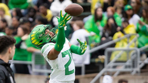 Oregon defensive back Aaron Flowers goes up for a pass during warmups ahead of the Oregon Ducks’ Spring Game 