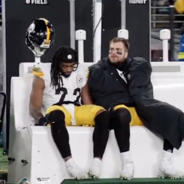 Pittsburgh Steelers Najee Harris and Pat Freiermuth on the sidelines on Jan. 11, 2025.