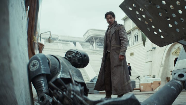 (L-R) K-2SO (Alan Tudyk) and Cassian Andor (Diego Luna) in Lucasfilm's Star Wars ANDOR Season 2, exclusively on Disney+. Photo courtesy of Lucasfilm. ©2025 Lucasfilm Ltd. & TM. All Rights Reserved.