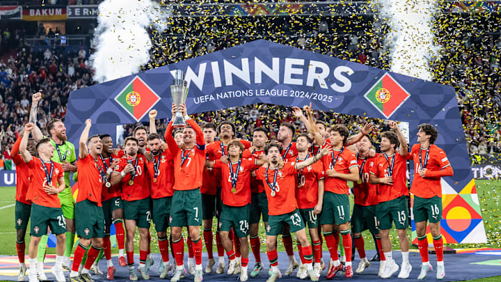 Cristiano Ronaldo ergueu a taça Cristiano Ronaldo ergueu a taça