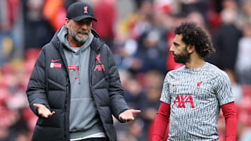 Jurgen Klopp talking to Mohamed Salah