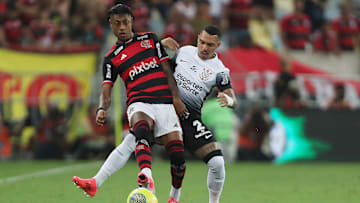 Bruno Henrique e Matheuzinho jogaram juntos no Flamengo