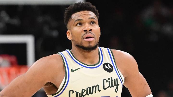 Milwaukee Bucks forward Giannis Antetokounmpo (34).