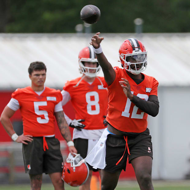 Browns quarterback Shedeur Sanders throws as QBs Dillon Gabriel (5) and Kenny Pickett look on during minicamp, Tuesday, June