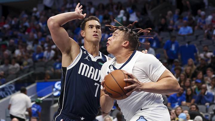 Kenny Lofton drives against Dallas' Dwight Powell
