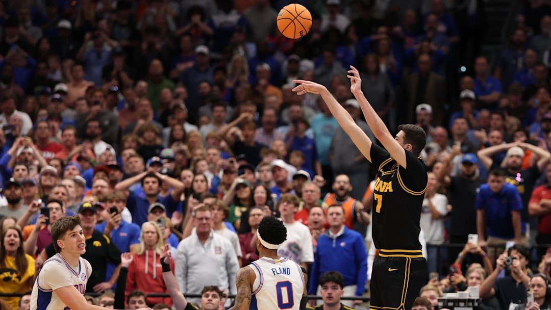 Iowa Hawkeyes forward Alvaro Folgueiras (7) makes a go-ahead 3-point basket against the Florida Gators.