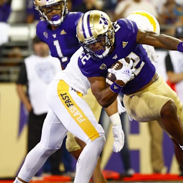 Cam Davis (22) rushes for a touchdown against the Kent State Golden Flashes in 2022.