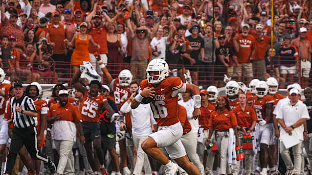 Arch Manning takes off and runs for a Texas Longhorns touchdow