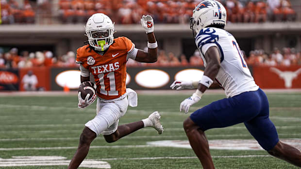 Wide receiver Silas Bolden runs the ball against UTSA.