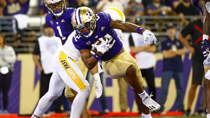 Cam Davis (22) rushes for a touchdown against the Kent State Golden Flashes in 2022.