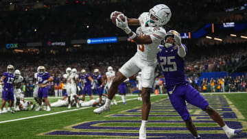Texas Longhorns wide receiver Adonai Mitchell (5) makes a touchdown catch over Washington cornerback