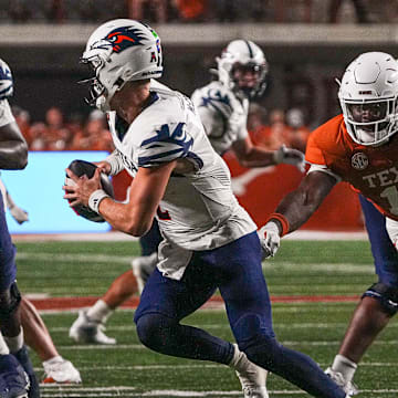 Sep 14, 2024; Austin, Texas, USA; Texas Longhorns edge Colin Simmons (11) pressures UTSA quarterback Owen McCown (2) during the game at Darrell K Royal–Texas Memorial Stadium. Mandatory Credit: Aaron E. Martinez/USA TODAY Network via Imagn Images