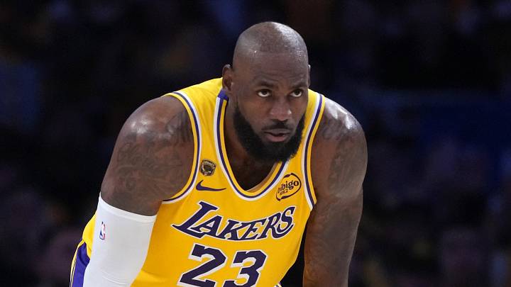 LeBron James doesn't appear close to a new deal with the Lakers