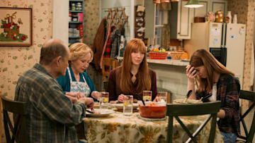 That Ô90S Show. (L to R) Kurtwood Smith as Red, Debra Jo Rupp as Kitty, Laura Prepon as Donna, Callie Haverda as Leia in episode 302 of That Ô90S Show. Cr. Patrick Wymore/Netflix © 2024