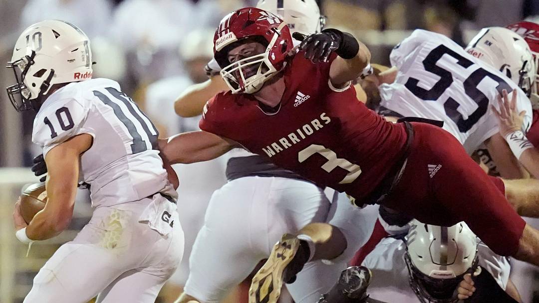 Washington's Case Alexander tries to tackle Marlow's Blayd Harris